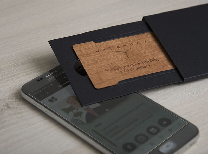 carte de visite NFC en bois avec téléphone androïd